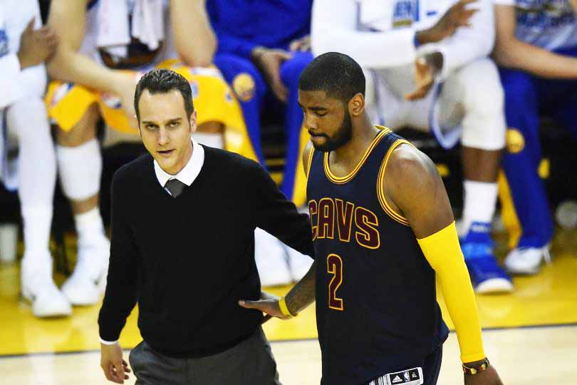 Kyrie Irving, 2015 finallerinde geçirdiği sakatlıktan hemen sonra.